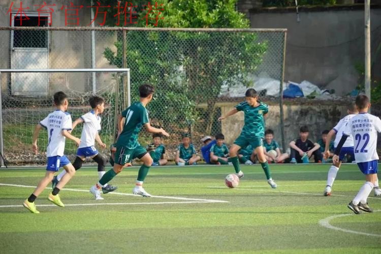 绿茵场上手牵手！浙江-阿克苏青少年足球“绿茵牵手计划”夏令营顺利结营